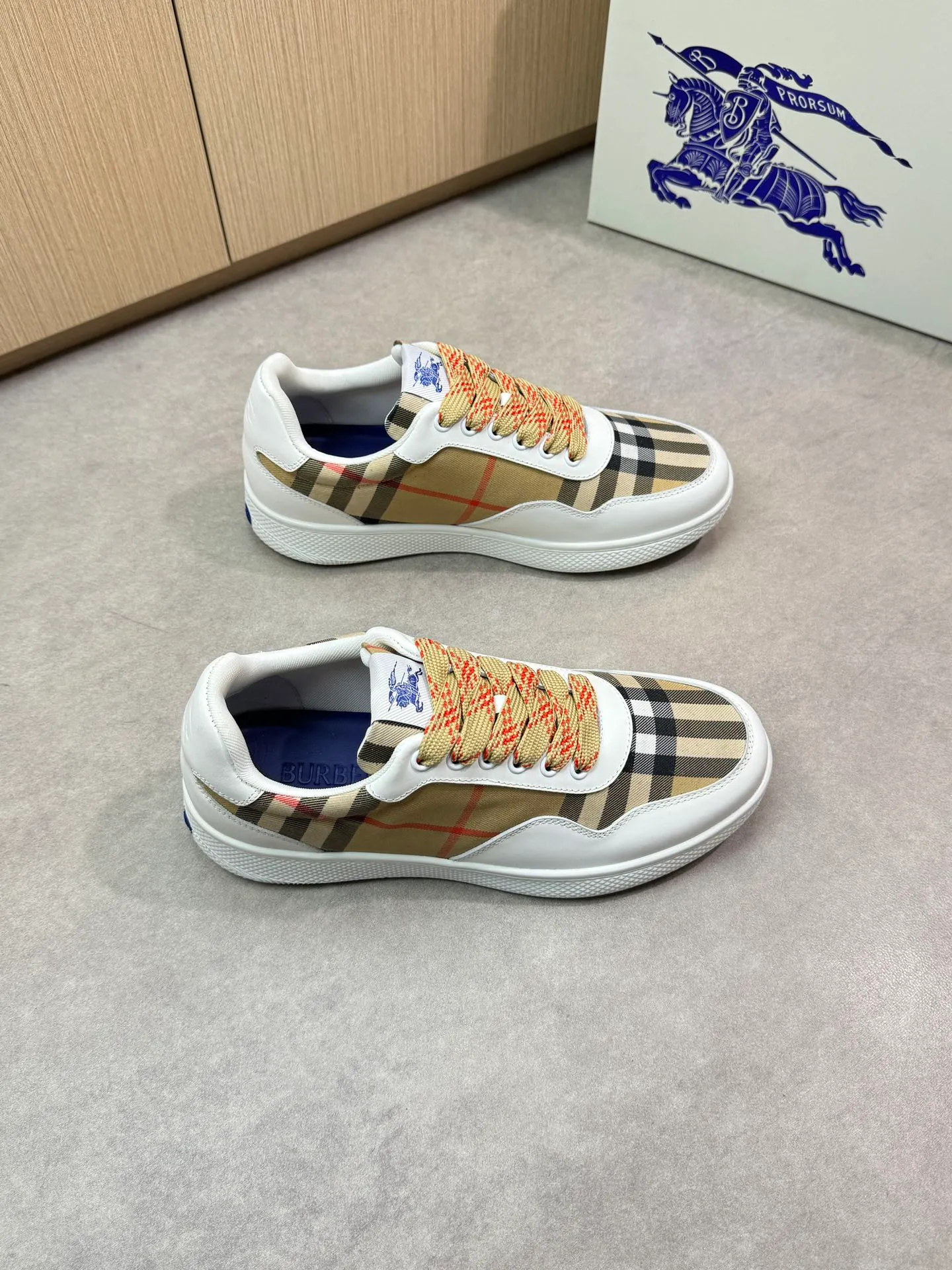 P400 [BURBERRY] Burberry casual sports sneakers - Upper: imported 🔝 Napa calfskin, brand totem cloth, tongue brand cloth label - Lining: brand canvas, foot pad; water-dyed cowhide - Outsole: ultra-light TPR rubber; two-color molded outsole - Super high quality control, fine workmanship: highlighted (high-end, luxury, grade) -Size : 38-44 (Male 45, can be customized)·BBR0372
